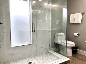 Bathtub, towels - Newly Remodeled. Mid Century Modern House With Pool. Beautiful (Orlando)