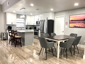 Dining - Newly Remodeled. Mid Century Modern House With Pool. Beautiful (Orlando)