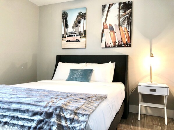 4 bedrooms, laptop workspace, free cribs/infant beds, bed sheets - Newly Remodeled. Mid Century Modern House With Pool. Beautiful (Orlando)