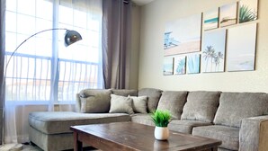TV - Penthouse Resort Condo, Near Attractions (Orlando)