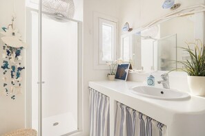 Luxury Villa | Bathroom | Shower, slippers, towels - Villa Diane (Mykonos)