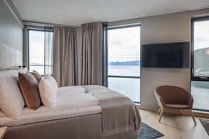 Family Room | Desk, laptop workspace, soundproofing, iron/ironing board - Quality Hotel Harstad (Harstad)