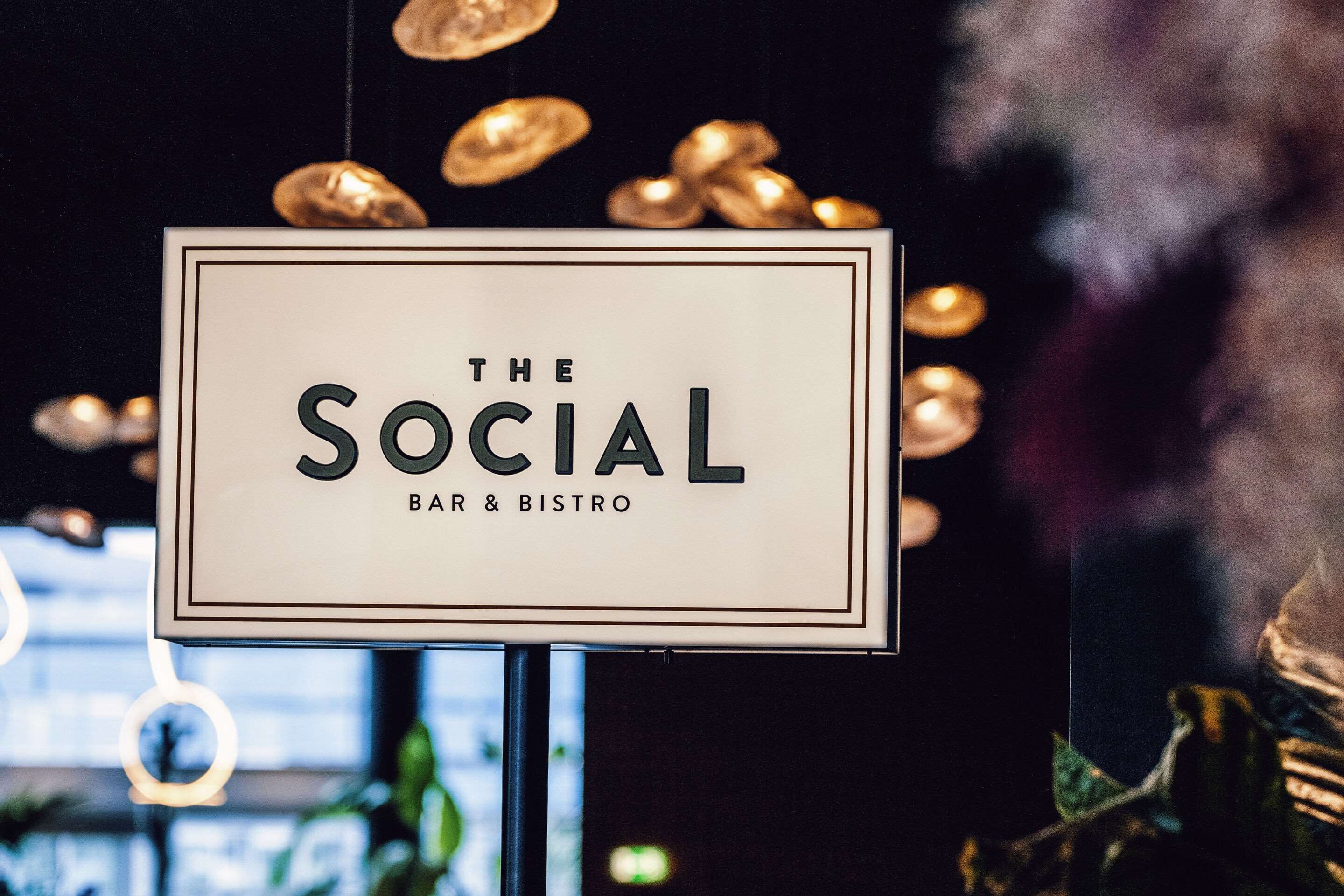 Une enseigne pour « The Social Bar & Bistro », avec un design moderne et minimaliste.
