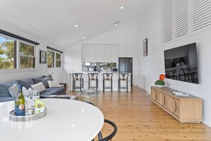 TV - Getawayz NSW - 'Aarini Cottage' - 600m to stunning MacMasters Beach, Coastal Walks & Cafes (Macmasters Beach)