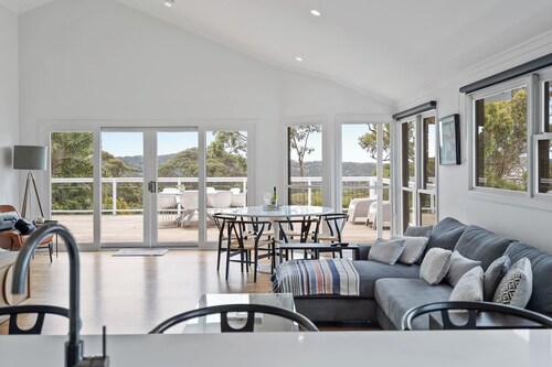 Getawayz NSW - 'Aarini Cottage' - 600m to stunning MacMasters Beach, Coastal Walks & Cafes