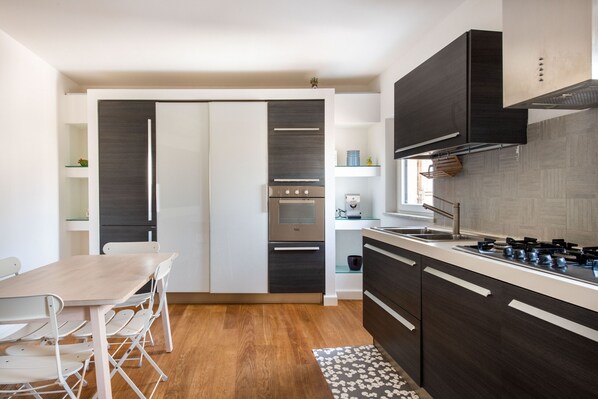 Kühlschrank, Ofen, Geschirrspüler, Wasserkocher mit Kaffee-/Teezubehör