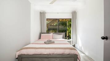 4 bedrooms, iron/ironing board, travel cot, free WiFi