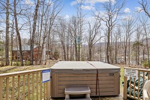 Outdoor spa tub - Top Star Fabulous 7-bedroom house in the heart of Killington with AC and a private hot tub. The Killington golf course and Green Mountain National Golf Course are just a few minutes from this location. (Killington)