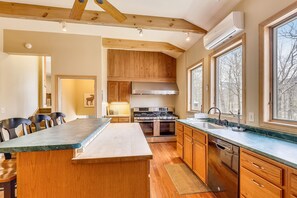 Fridge, microwave, stovetop, dishwasher - Top Star Fabulous 7-bedroom house in the heart of Killington with AC and a private hot tub. The Killington golf course and Green Mountain National Golf Course are just a few minutes from this location. (Killington)