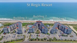 St Regis Resort met drie gebouwen, genummerd Gebouw 1, Gebouw 2 en Gebouw 3, met een ligging aan het strand.