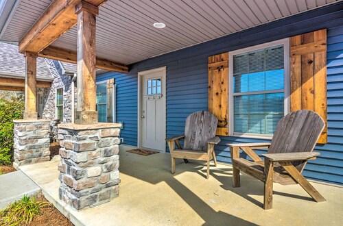 Pet-Friendly Brownsville Retreat w/ Porch!
