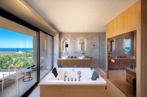 Ensemble douche/baignoire, baignoire à jets, sèche-cheveux