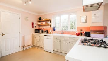 Mikrowelle, Ofen, Geschirrspüler, Wasserkocher mit Kaffee-/Teezubehör