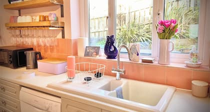 Luxury Cottage with hot tub -3 min walk to the beach