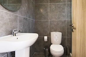 Luxury-Apartment | Badezimmer | Kostenlose Toilettenartikel, Handtücher