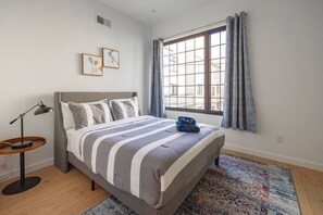 3 slaapkamers, een strijkplank/strijkijzer, reisbedje, wifi