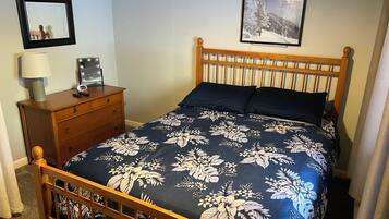 2 bedrooms, travel crib, WiFi (free), bed sheets