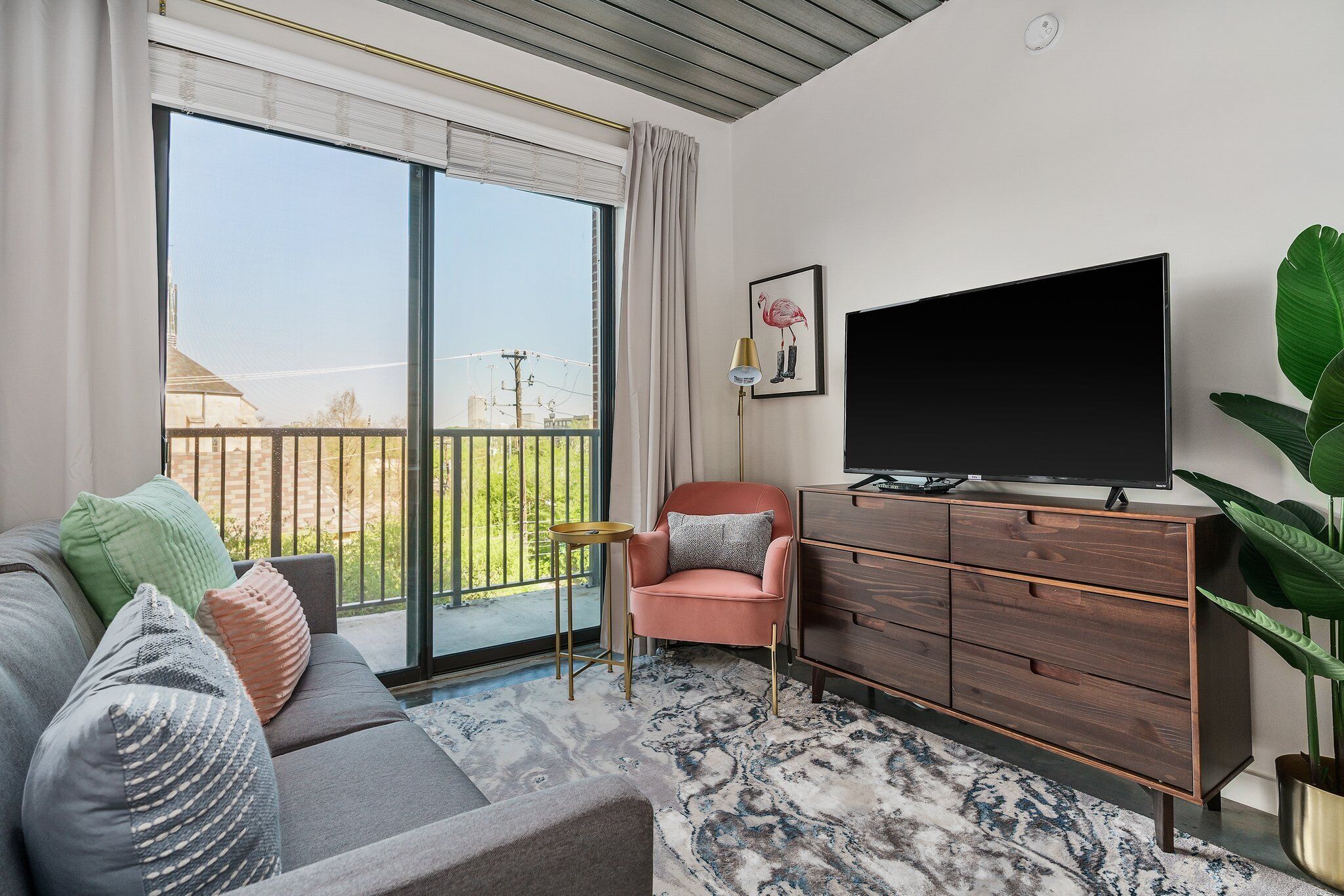 Lodgeur | Fun & cozy studio loft | Midtown