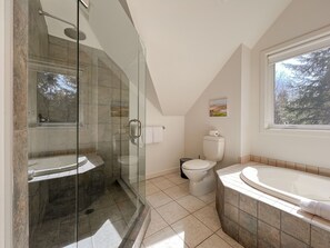 Badewanne, Haartrockner, Handtücher