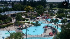 Ein großer Außenpoolbereich mit mehreren Wasserrutschen und einem Wasserpark.