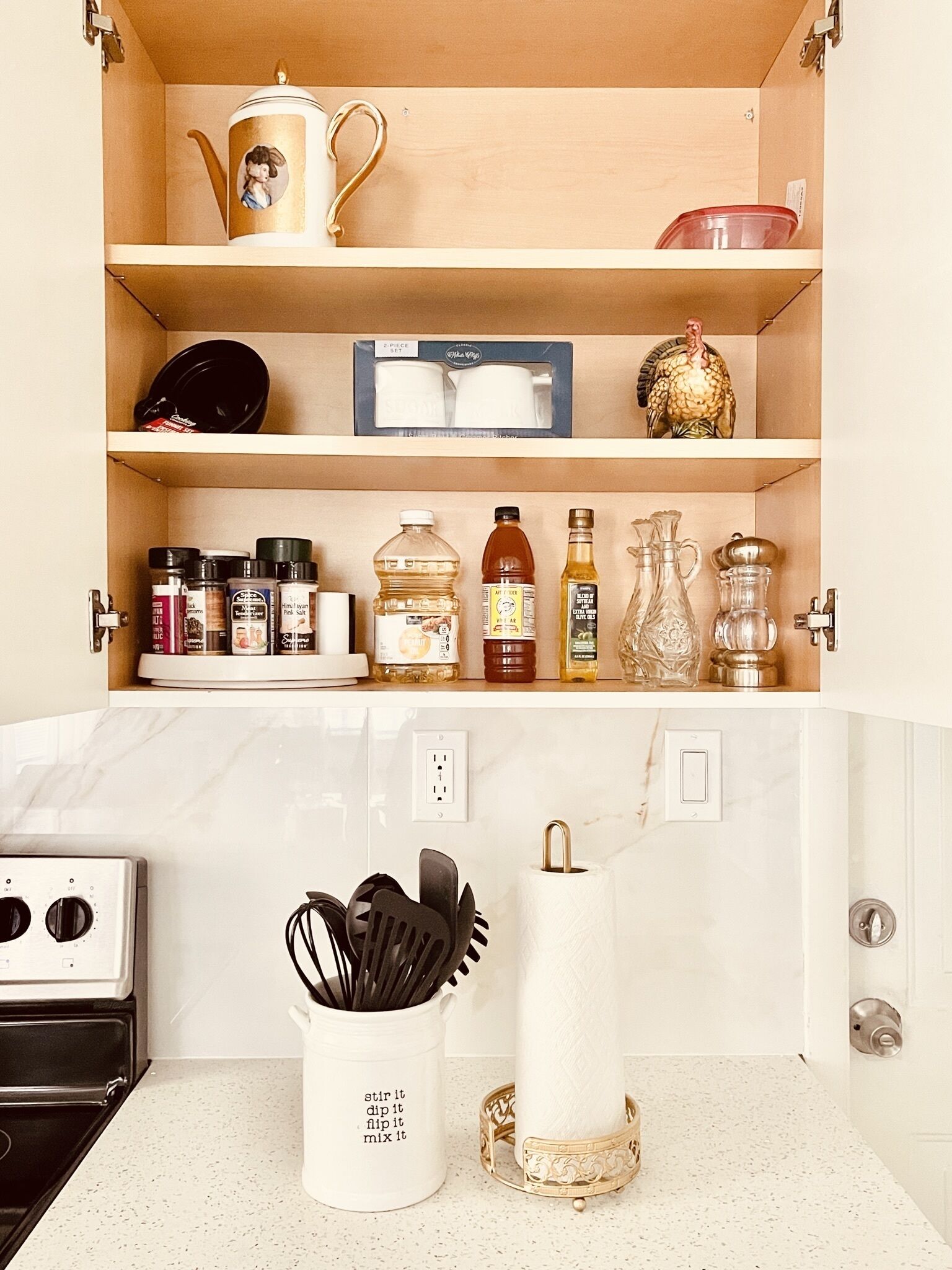 Una cocina con estantes de madera que sostienen diversos utensilios de cocina y especias.