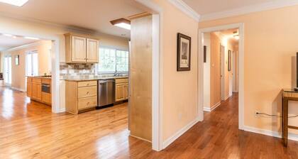 6BR Greensboro home with Pool. 3 miles from I-85