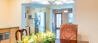 6BR Greensboro home with Pool. 3 miles from I-85