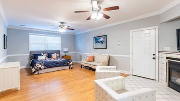 6 bedrooms, desk, iron/ironing board, free WiFi