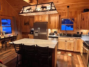 Fridge, microwave, oven, stovetop - New Cabin in Eustis.Mtn, River & Dam Views (Eustis)