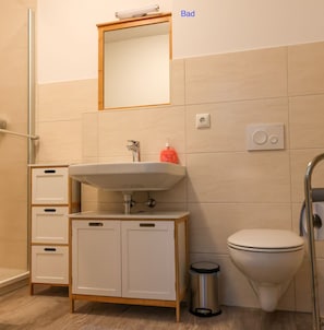 Een douche, een haardroger, handdoeken, zeep