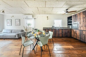 apartman | Nappalirész | 40 hüvelyk képátmérőjű
okostévé, amelyen többféle kábelcsatorna nézhető
