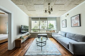 Apartment | Wohnbereich | 40-Zoll-Smart-TV mit Kabelempfang, Fernseher