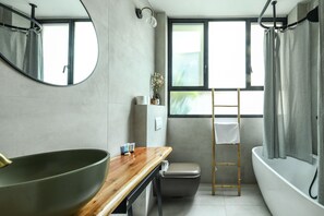 Apartment | Badezimmer | Kostenlose Toilettenartikel, Haartrockner, Handtücher, Shampoo
