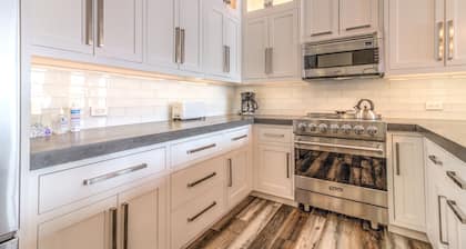 Gorgeous 3Bed/3Bath Unit-Perfect Location-Walk2All