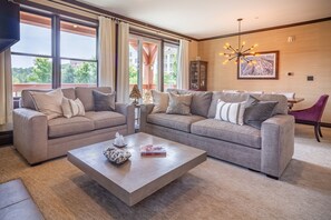 TV connectée, cheminée, jeux vidéo, lecteur de DVD