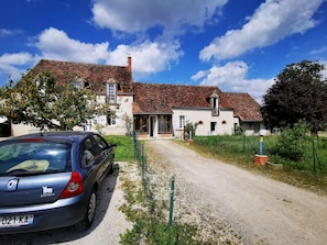 Exterior - House with swimming pool and air conditioning 10 min from Chambord close to all amenities (Dhuizon)
