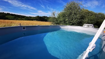 Una piscina al aire libre, una piscina climatizada