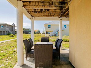 Outdoor dining - Sunglow Bungalow | Beach Access, Game Room! (Pensacola Beach)