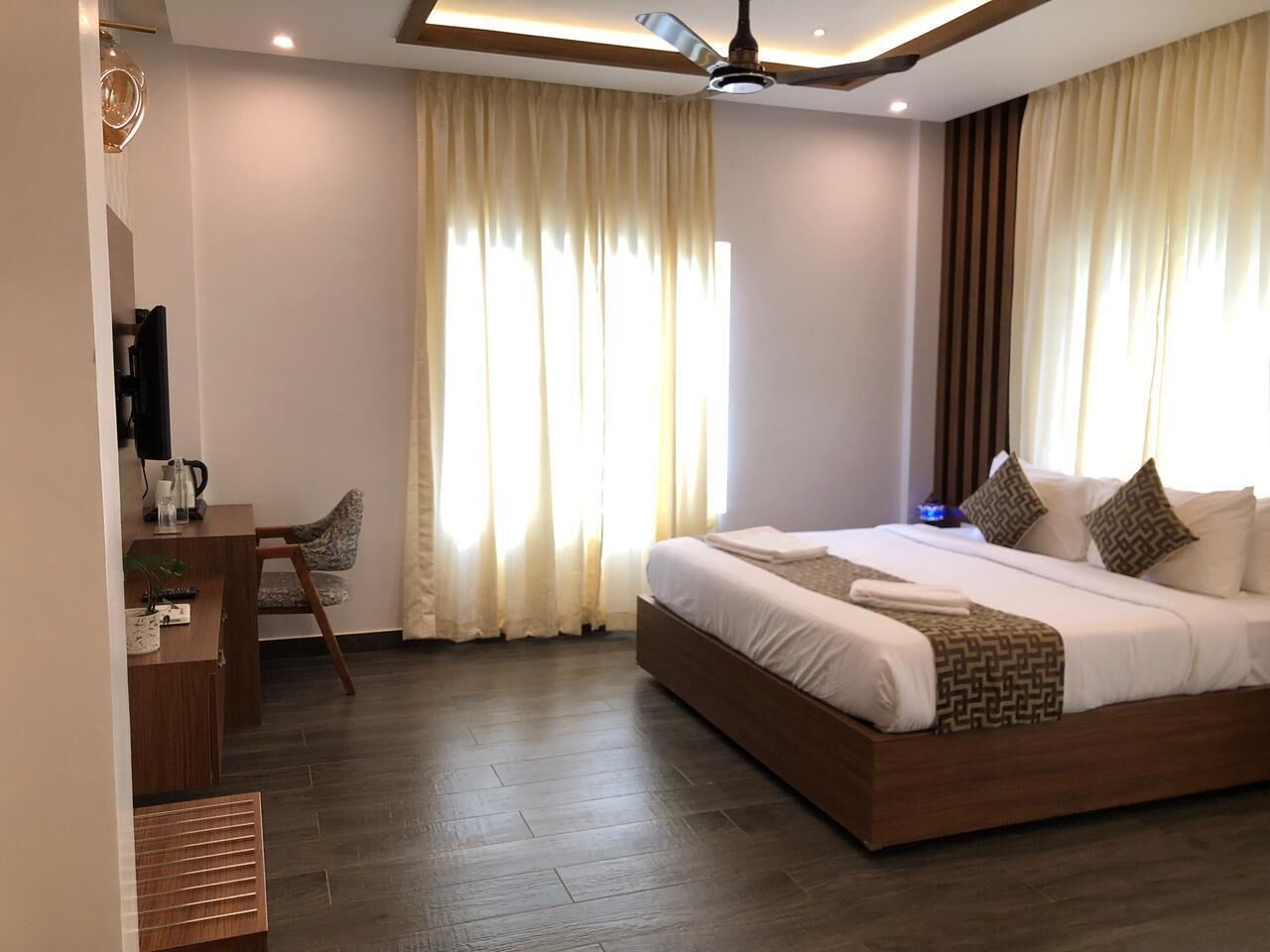 高档床上用品、迷你吧、客房内保险箱、遮光窗帘