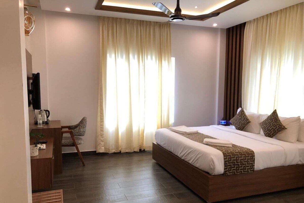 Premium bedding, minibar, in-room safe, laptop workspace