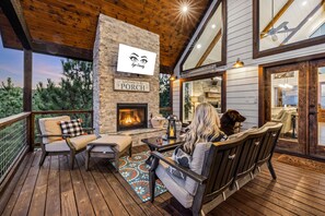 Property grounds - Cozy cabin with amazing views, fire pit, hot tub, great location, pet friendly (Hochatown)