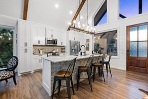 Een koelkast, een magnetron, een oven, een kookplaat