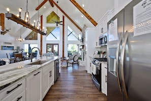 Een koelkast, een magnetron, een oven, een kookplaat