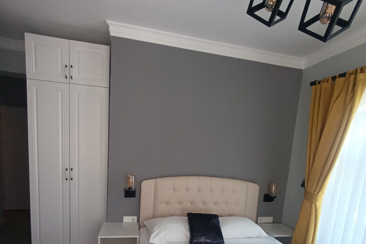 Desk, blackout drapes, WiFi (free), bed sheets