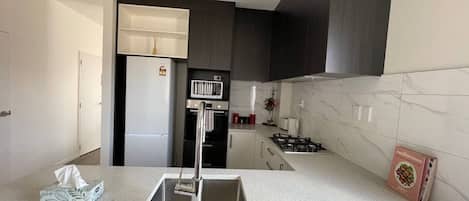 Refrigerador, microondas, horno y parrilla de estufa
