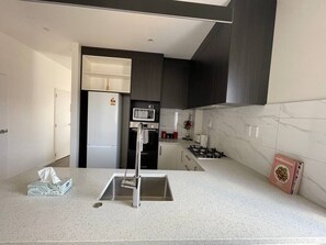 Fridge, microwave, oven, stovetop - 4 bedroom house fully furnished in Papakura (Auckland)