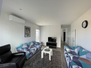 Smart TV, books - 4 bedroom house fully furnished in Papakura (Auckland)