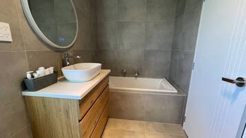 Ensemble douche/baignoire, sĂšche-cheveux, serviettes fournies, savon