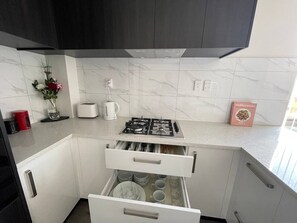 Een koelkast, een magnetron, een oven, een kookplaat