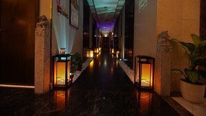 A hallway with a marble floor, decorative lanterns, and statues. - Grand Villaggio Hotel Abu Dhabi (Abu Dhabi)